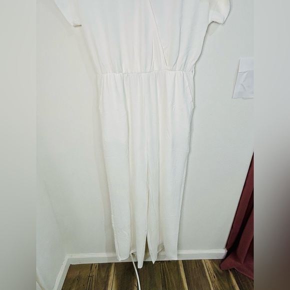 Pretty Garden White Jumpsuit Medium Wrap V-Neck Wide Leg One Piece Outfit - Picture 5 of 10